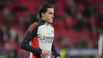 Benfica's Alvaro Carreras warms up prior to the Champions League round of 16 first leg soccer match between SL Benfica and FC Barcelona at the Luz stadium in Lisbon, Wednesday, March 5, 2025. (AP Photo/Armando Franca)