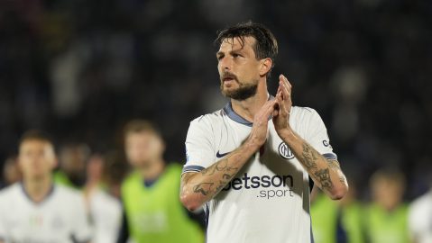 Inter Milan's Francesco Acerbi applauds after the Serie A soccer match between Como and Inter Milan at the Sinigaglia stadium in Como, Italy, Friday, May 23, 2025. (AP Photo/Luca Bruno)