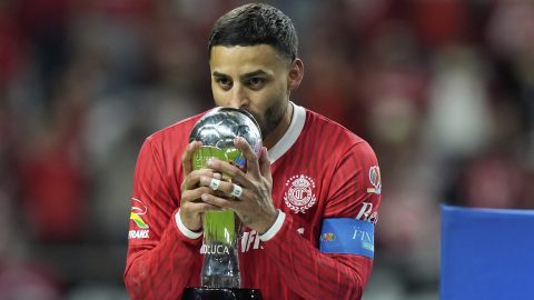 Alexis Vega con el trofeo del Clausura 2025.