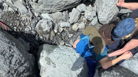 Su esposa evitó que se ahogara sosteniéndole la cabeza fuera del agua hasta que llegó un equipo de rescate aéreo.