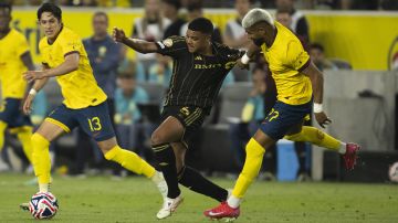 Igor Jesús, jugador brasileño del LAFC, y Rodrigo Aguirre, del América, pelean por una pelota durante el primer tiempo del duelo "play-in" por el último boleto al Mundial de Clubes.