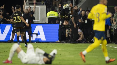 Luis Malagón, portero del Club América, se lamenta mientras Denis Bouanga ejecuta una voltereta para celebrar el gol en tiempo extra que envió al LAFC al Mundial de Clubes de la FIFA.