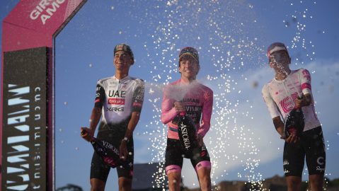 Isaac del Toro (i), Simon Yates (c) y Richard Carapaz (d) celebran en el podio tras concluir el Giro de Italia.
