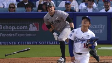 New York Yankees' Ben Rice, left, hits a two-run home run as Los Angeles Dodgers starting pitcher Yoshinobu Yamamoto watches during the third inning of a baseball game Sunday, June 1, 2025, in Los Angeles. (AP Photo/Mark J. Terrill)