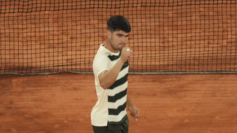 Carlos Alcaraz celebra su triunfo sobre Tommy Paul.