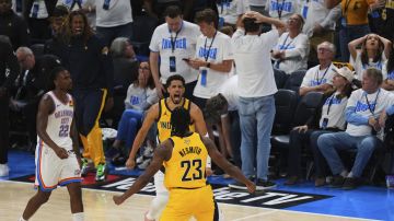 Tyrese Haliburton es felicitado por su compañero Aaron Nesmith (23) luego de anotar la canasta del triunfo de los Pacers de Indiana en el último segundo del juego 1 de las Finales de la NBA contra Oklahoma City.