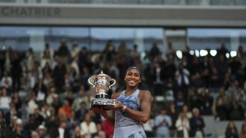 Coco Gauff of the U.S. celebrates with the trophy as she won the final match of the French Tennis Open against Aryna Sabalenka of Belarus at the Roland-Garros stadium in Paris, Saturday, June 7, 2025. (AP Photo/Aurelien Morissard)