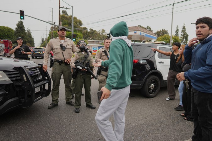 Sheinbaum confirma detención de 35 mexicanos en Los Ángeles: "No es con redadas y violencia como se va a atender el fenómeno migratorio"