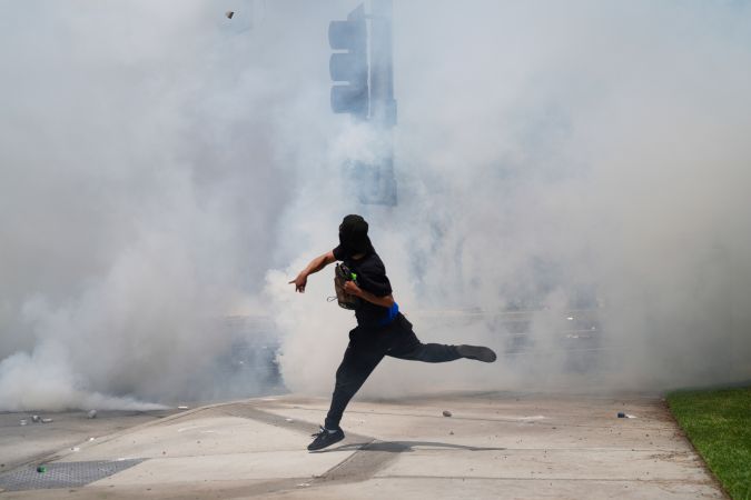 Trump culpa a la "izquierda radical" de instigar y financiar las protestas de Los Ángeles