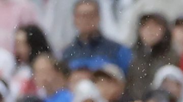 Johnny Cardoso (c) durante el partido contra Turquía.