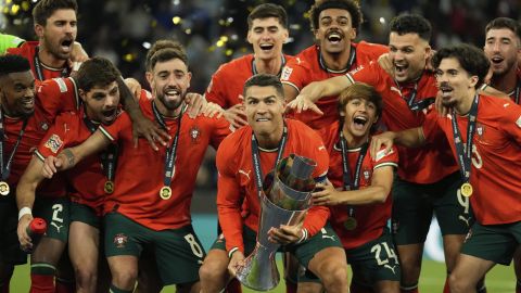 Cristiano Ronaldo y sus compañeros en festejo por el título.