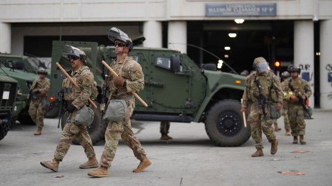Efectivos de la Guardia Nacional de Estados Unidos luego de las protestas de anoche por los operativos de inmigración, el domingo 8 de junio de 2025, en el centro de Los Ángeles