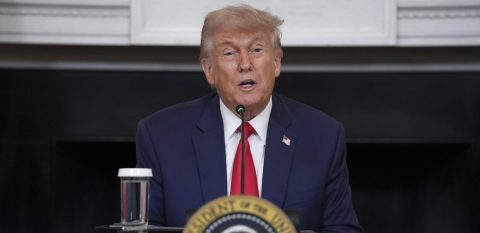El presidente Trump mantuvo sus críticas contra el gobernador de California.