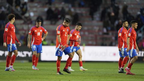 Chile's players react after losing to Bolivia in a qualifying soccer match for the FIFA World Cup 2026 in El Alto, Bolivia, Tuesday, June 10, 2025. (AP Photo/Juan Karita)