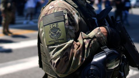 Un miembro del Equipo de Respuesta Especial del ICE en Los Ángeles.