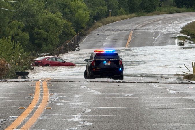 Las inundaciones repentinas arrastraron vehículos y pusieron en riesgo a decenas de personas.