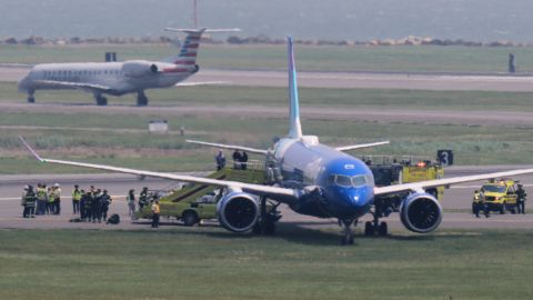Imagen del incidente ocurrido este jueves 12 de junio con un avión de JetBlue en el Aeropuerto Longan en Boston.