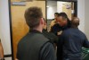 El senador Alex Padilla fue sacado a empujones de conferencia de prensa.