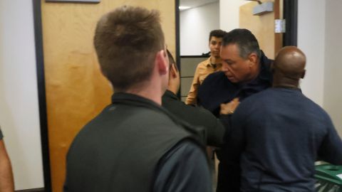 El senador Alex Padilla es sacado por la fuerza de una conferencia de prensa de la Secretaria de Seguridad Nacional Kristi Noem.