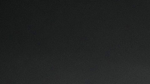 Se eleva humo tras un ataque con misiles en Tel Aviv, Israel.