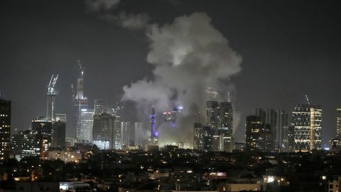 Se eleva humo tras un ataque con misiles en Tel Aviv, Israel.