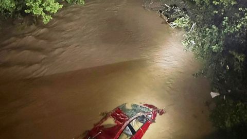 una crecida repentina de arroyos que arrastró vehículos y obligó a algunos residentes a refugiarse en árboles.