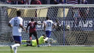 Malik Tillman (17) abrió el cerrojo al anotar los primeros dos goles del partido.
