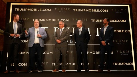 Eric Trump, Don Hendrickson, Eric Thomas, Patrick O'Brien and Donald Trump Jr., en el anuncio de Trump Mobile.