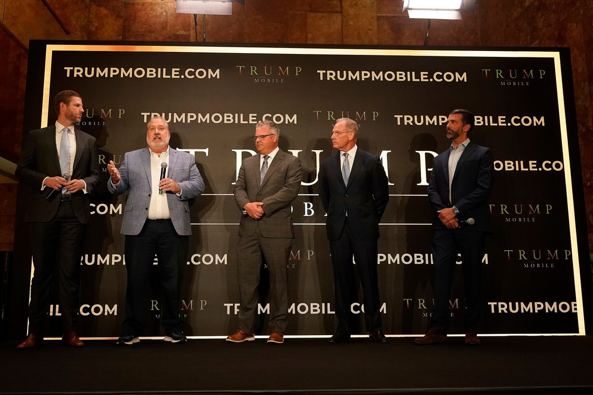 Los hijos del presidente crean servicio de telefonía Trump Mobile
