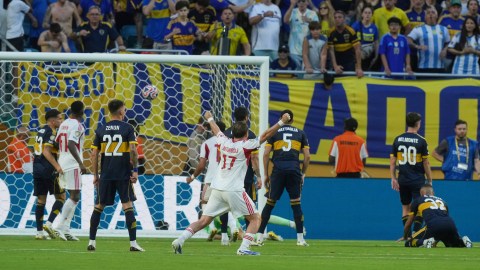 Benfica's Kerem Akturkoglu (17) and teammates celebrate after Nicolas Otamendi scores their side's second goal during the Club World Cup group C soccer match between Boca Juniors and Benfica in Miami Gardens, Fla., Monday, June 16, 2025. (AP Photo/Marta Lavandier)
