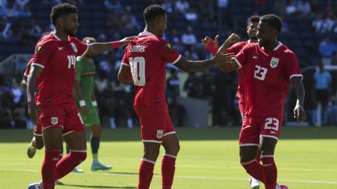 Jugadores de Panamá celebran uno de los goles de Ismael Diaz (10).