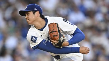 Shohei Ohtani lanza durante el primer inning del juego entre los Dodgers y los Padres en Los Ángeles. El japonés hizo su primera apertura como pitcher del equipo.