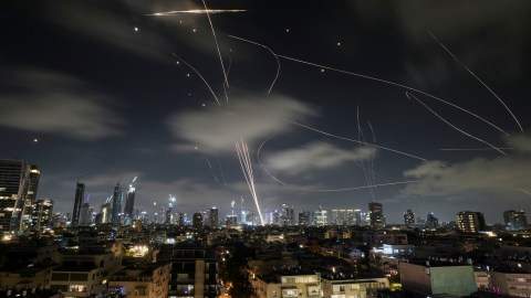 Varios misiles de Irán han logrado impactar Tel Aviv.