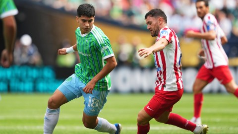Obed Vargas en un duelo por el Mundial de Clubes contra el Atlético Madrid.