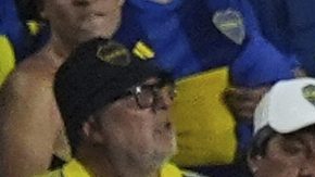 Bayern Munich's Harry Kane, center, is congratulated after scoring his side's opening goal during the Club World Cup Group C soccer match between Bayern Munich and Boca Juniors in Miami Gardens, Fla., Friday, June 20, 2025. (AP Photo/Rebecca Blackwell)