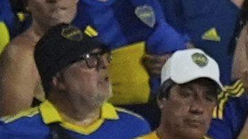 Bayern Munich's Harry Kane, center, is congratulated after scoring his side's opening goal during the Club World Cup Group C soccer match between Bayern Munich and Boca Juniors in Miami Gardens, Fla., Friday, June 20, 2025. (AP Photo/Rebecca Blackwell)