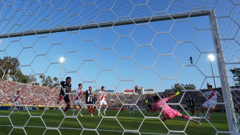 River Plate estuvo a punto de abrir el marcador en el primer tiempo del partido contra Monterrey, pero el remate de Lucas Martínez se fue desviado del arco defendido por Esteban Andrada.