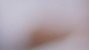 Carlos Alcaraz besa su nuevo trofeo.