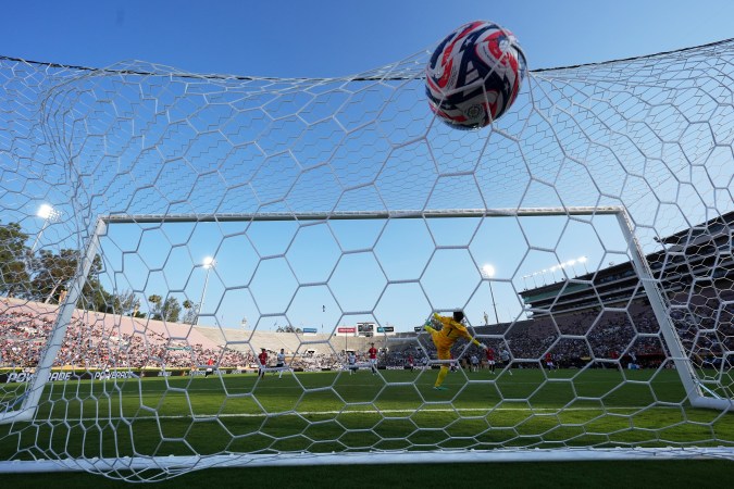 La pelota pateada por Nelson Deossa sacude las redes luego de garrafal error del portero Shusaku Nishikawa para el primer gol de Monterrey contra Urawa Reds en el Rose Bowl.
