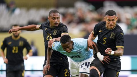 Panama midfielder Tomás Rodríguez (24) runs through Honduras defender Luis Santamaria (26) and Honduras midfielder Kervin Arriaga (5) during a CONCACAF Gold Cup quarterfinal soccer match, Saturday, June 28, 2025, in Glendale, Ariz. (AP Photo/Samantha Chow)