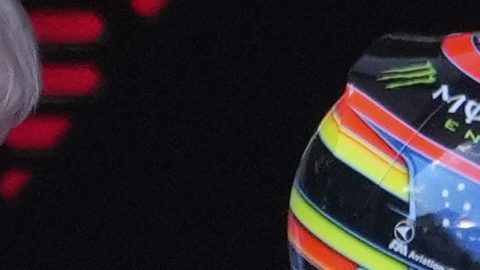 Oscar Piastri (i) felicita a su coequipero Lando Norris (d) por la victoria.