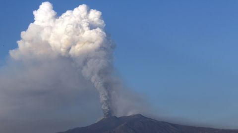 Volcán Etna entra nuevamente en erupción y pone en alerta a los habitantes de la isla italiana de Sicilia