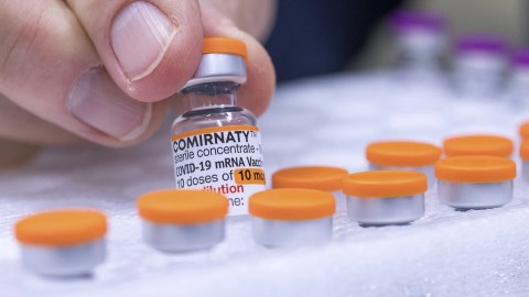 La FDA envío cartas a las farmacéuticas Pfizer y Moderna para que actualizaran las advertencias de la vacuna