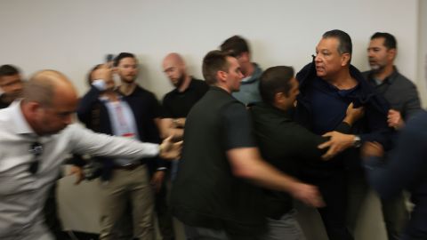 El senador Alex Padilla cuando era violentamente expulsado de la conferencia de prensa de Kristi Noem.