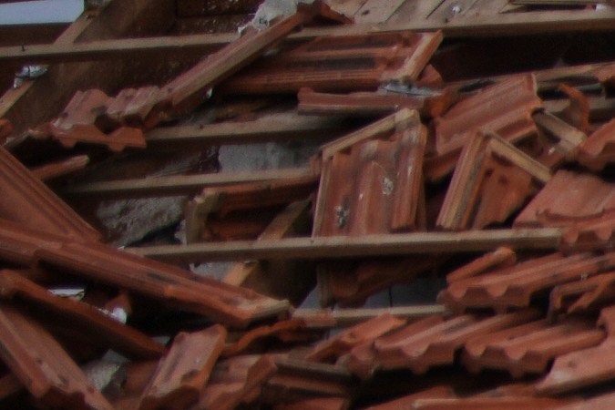 Fuerzas de seguridad israelíes inspeccionan casas destruidas por un misil disparado desde Irán, en Rishon Lezion, Israel, el sábado 14 de junio de 2025.