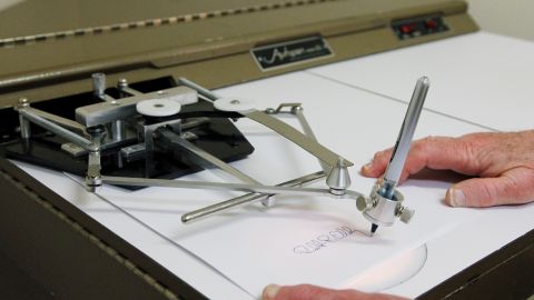 El "autopen" o bolígrafo automático es un dispositivo que utiliza bolígrafos u otros instrumentos de escritura para colocar la firma de una persona en documentos.