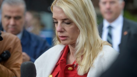 Bondi ha provocado la ira de los demócratas que dicen que ha politizado el Departamento de Justicia.