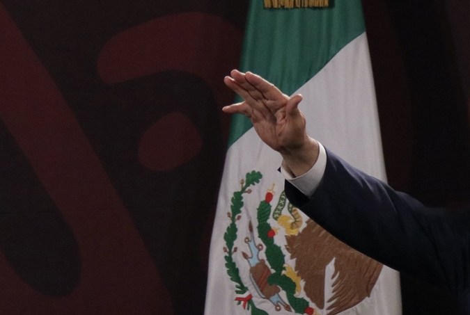 AMLO reaparece para votar en inédita elección al poder judicial de México