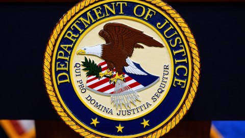 El Departamento de Justicia investiga una nueva ley de Washington que exige al clero denunciar, entre otras cosas, el abuso infantil.