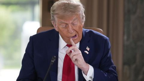 Donald Trump exige la rendición incondicional de Irán y que sea en breve - La Opinión